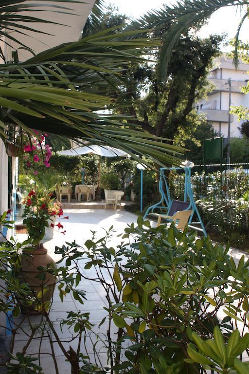 Hotel Ornella リド・ディ・カマイオーレ エクステリア 写真
